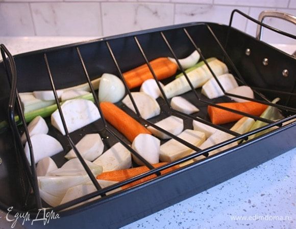 В глубокую форму для жарки (бортики 5-7 см) выложить нарезанные овощи и можно сбрызнуть их растительным маслом. 
