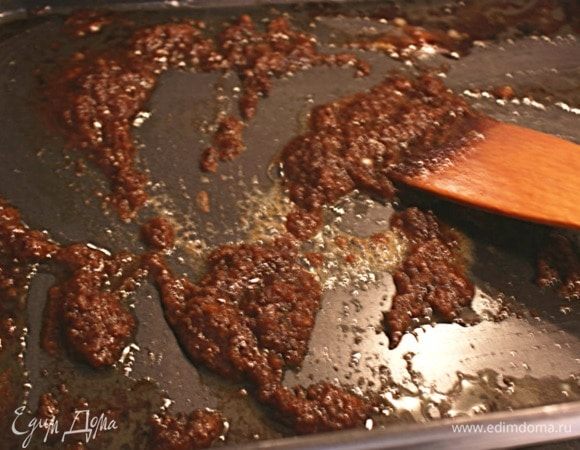 В это время приготовить подливку. Из жаровни удалить овощи (пастернак и морковь можно подать к мясу). Слить из жаровни жидкость и дать отстояться. Собрать сверху жир и вернуть его в жаровню. Поставить ее на плиту на средний огонь, добавить муки и, помешивая деревянной лопаткой, обжарить до коричневого цвета. 