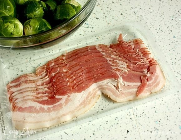 На гарнир можно приготовить любые овощи, например, брюссельскую капусту с панчеттой. Капусту (500 г) бланшировать в кипящей подсоленой воде 5 минут, затем переложить в ледяную воду, остудить. Воду слить.
Панчетту или бекон копченый нарезать полосками по 2 см и обжарить до хрустящего в сковороде.  