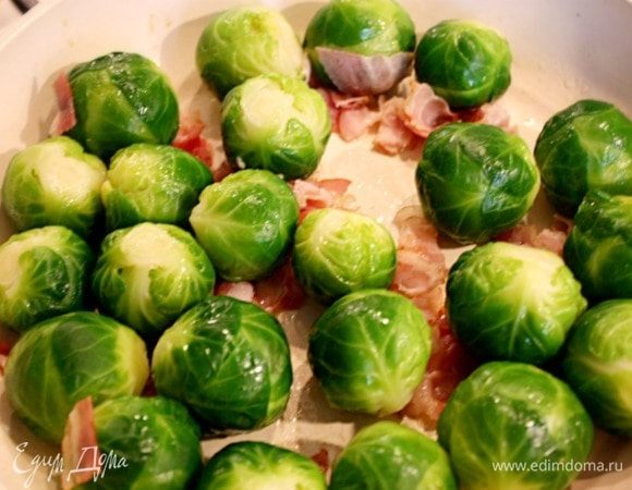 Добавить капусту и обжарить вместе на маленьком огне 3-4 минуты. Перед подачей добавить рубленый шалфей.