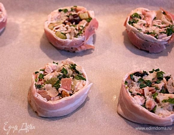 И в качестве бонуса: если осталось немного начинки. Добавить мелко нарезанный бекон, перемешать и разделить на шарики, размером с мяч для пинг-понга. Обернуть полоской бекона, придать форму ролла и разрезать его на 2 диска. Поместить все диски на противень с пергаментом и запечь при 180°С 10-15 минут. При подаче выложить вокруг индейки. Сверху положить по 1 ч. л. клюквенного соуса или брусничного джема.