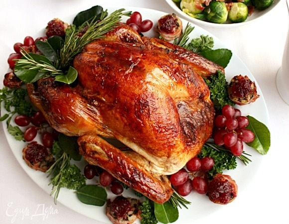 Перед подачей украсить блюдо свежей зеленью. Небольшой пучок ассорти из веточек связать и поместить между грудкой и ножками. Как изящно нарезать индейку можно посмотреть видео в интернете. Подавать с подливкой в соуснике. Приятного аппетита! Всех с наступающим Новым годом! Пусть он принесет вам радость, счастье, приятные сюрпризы! Мира и благополучия вам!