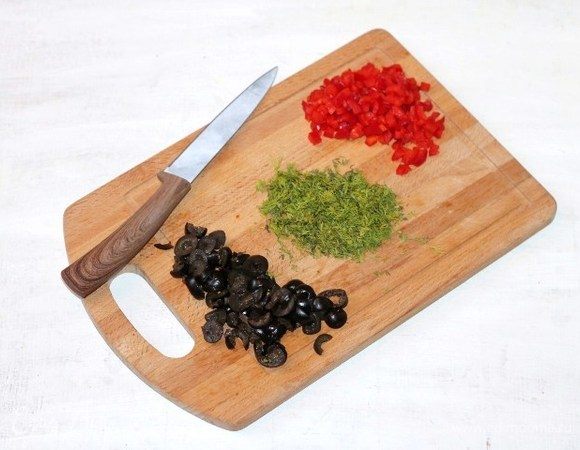 Нарезаем мелко: очищенный от семян сладкий перец, маслины и зелень укропа.