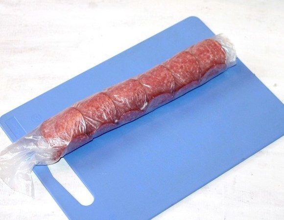 Убираем рулет в холодильник на 3 часа для охлаждения, а лучше на ночь.