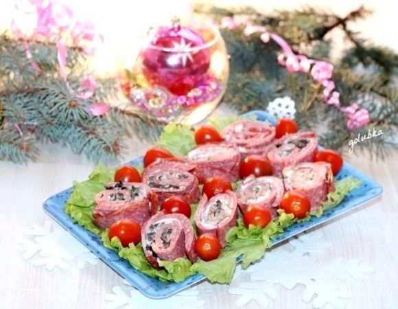 Достаем перед подачей на стол охлажденный рулет и нарезаем порционными кружочками.