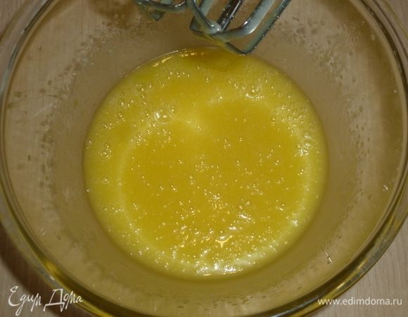К маслу добавить яйцо, сахар, щепотку соли. Взбить.