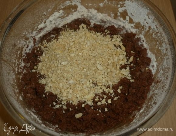 Орехи добавить к тесту. Замесить крутое тесто. Если тесто слишком липкое и с ним трудно работать, можно завернуть его в пленку и убрать в холодильник минут на 20-40.