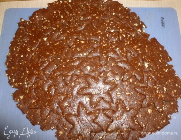 Тесто раскатать до толщины 5-8 мм. Вырезать формочками печенье.