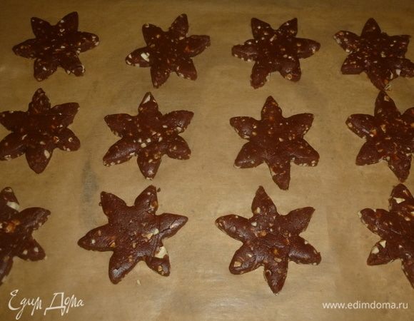 Печенье выкладывать на застеленный пергаментом противень. Можно помогать себе кулинарным шпателем, чтобы печенье не деформировалось при переносе.