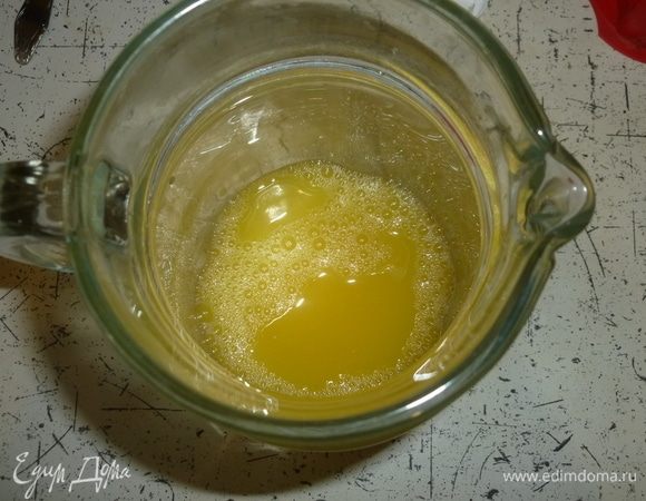 В кувшин налить апельсиновый сок.