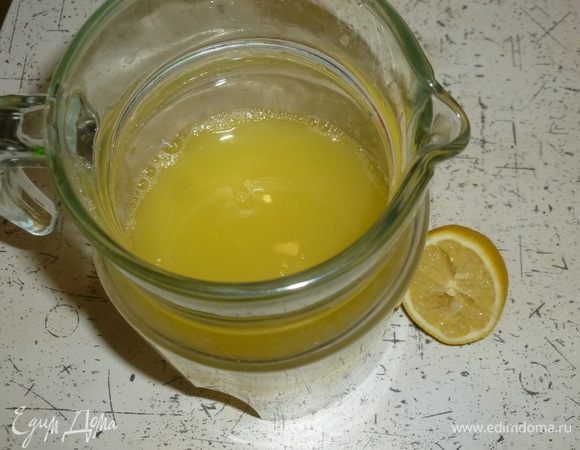 Добавить сироп и лимонный сок. Перемешать все.