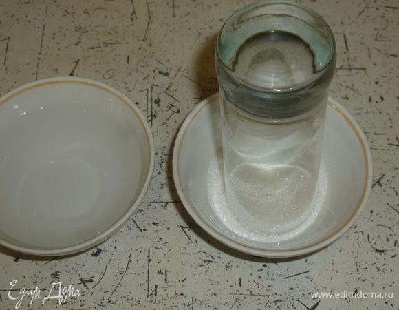 Взять 2 мисочки, в одну налить воду, в другую насыпать сахар. Обмакнуть краешек стакана в воду, затем в сахар. Покрутить намного стакан в сахаре, чтобы украсить бокал. Аккуратно налить коктейль в стакан.