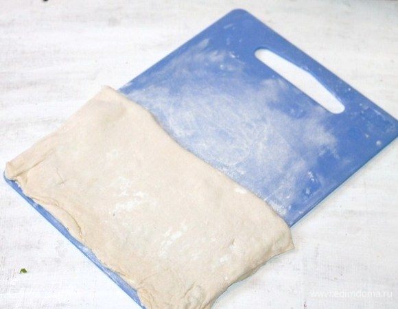 Складываем пласт теста в двое и аккуратно прокатываем скалкой.
