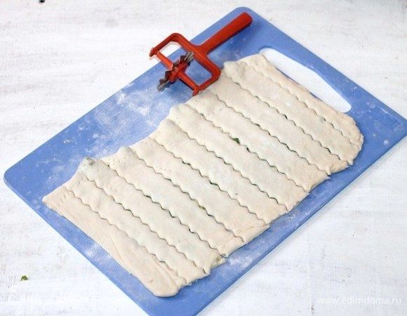 Разрезаем пласт теста на полоски, шириной 2 см.
