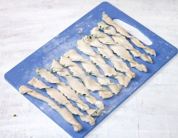 Немного скручиваем полоски.
