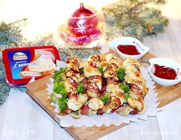 Затем переключаем духовку на t 190°С, смазываем рулетики взбитым желтком с 1 ст. л. молока и посыпаем обжаренным кунжутом. Выпекаем рулетики до золотистой корочки.
