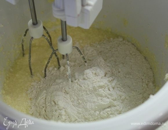 Добавить часть муку с разрыхлителем.