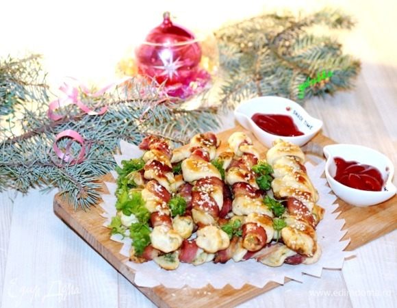 Приготовленные рулетики подаем с приготовленным соусом или томатным кетчупом.
