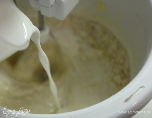 Половину молока, затем снова муку и молоко.