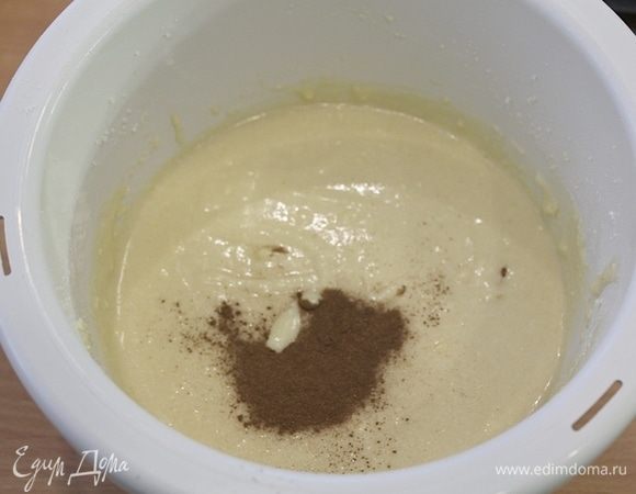 Добавить корицу и экстракт миндаля.