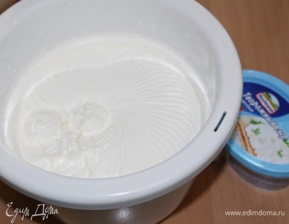 Взбить сливки , добавить творожный сыр, снова взбить.