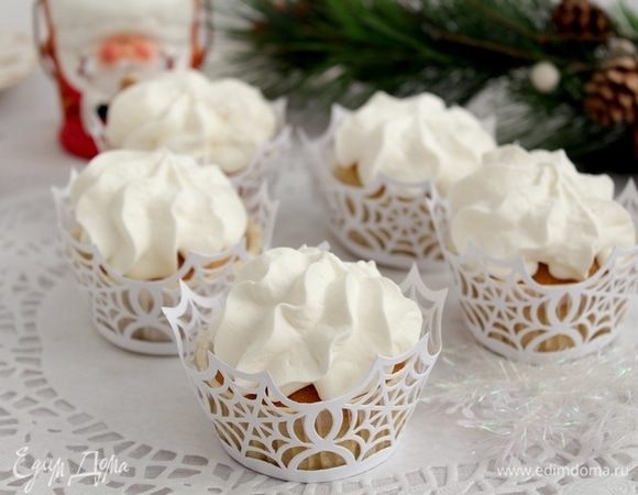 Украсьте капкейки кремом.