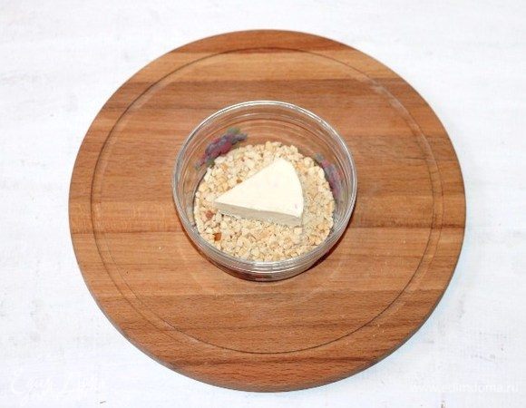 Обваливаем сыр Hochland в измельченных орехах.
