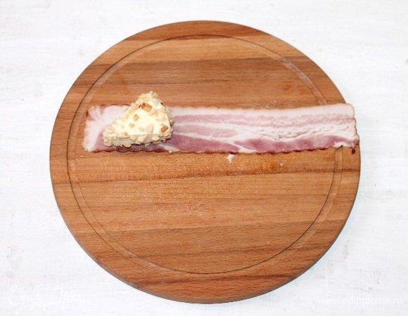 Затем кладем сыр Hochland на пластину бекона.
