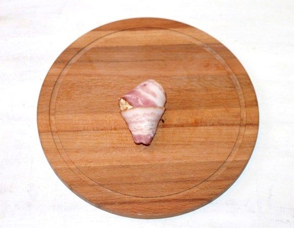 Заворачиваем сыр Hochland в бекон. У меня «проглядывает» сыр, это допустимо.
