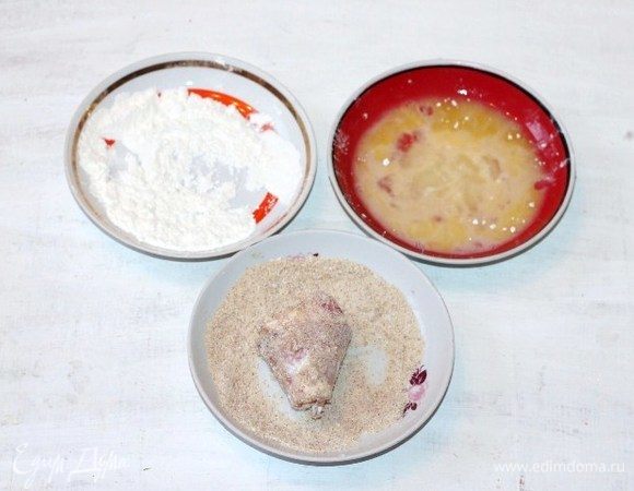 Обваливаем сырную заготовку в муке. Затем макаем в взбитое яйцо и в последнюю очередь, обваливаем в панировочных сухарях.
