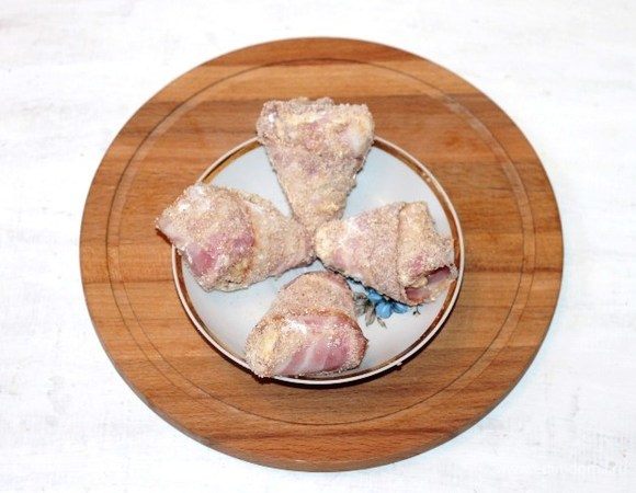 Разогреваем растительное масло в маленькой сковороде и обжариваем сырные заготовки с двух сторон до румяной корочки. 
