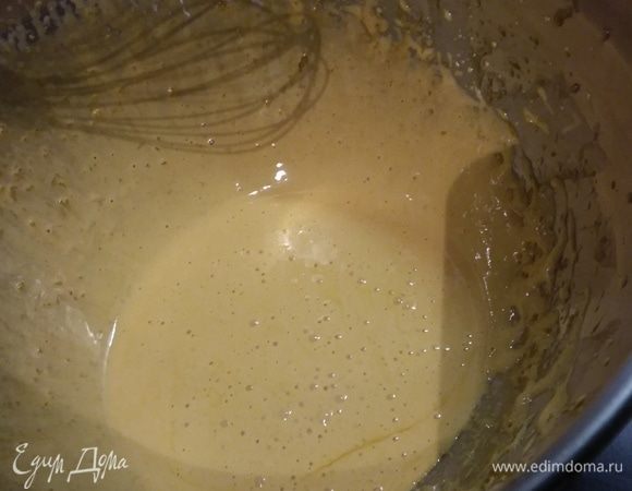 Взбить на водяной бане до посветления и кремовой консистенции. Взбивать несколько минут, сахар должен при этом полностью раствориться. Масса принимает более плотную консистенцию.