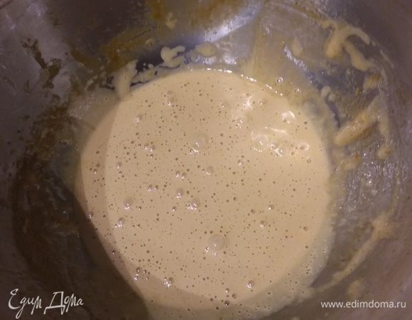 Перенести миску на ледяную баню и взбивать до тех пор, пока масса остынет и немного загустеет. 