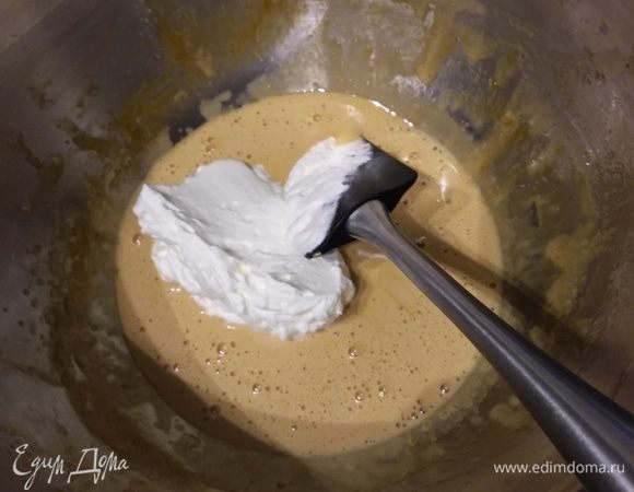 В другой емкости взбить сливки и в три приема ввести сливки в яичную массу. 
