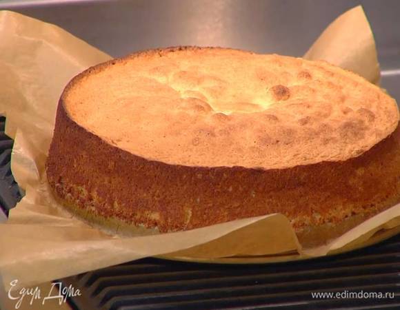 Выпеченные коржи сразу вынуть из форм и остудить на решетке.