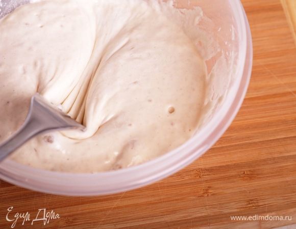 Смешать пшеничный стартер с водой, добавить муку, перемешать, накрыть крышкой (пленкой) и оставить при комнатной температуре на 8-10 часов. За это время опара должна хорошо подняться и стать очень воздушной.