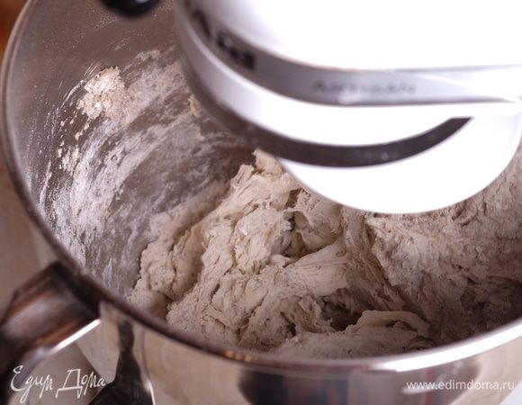В чаше миксера соединить оба вида муки, подошедшую опару и воду, соединить до увлажнения муки. Оставить на автолиз на 20-30 минут.