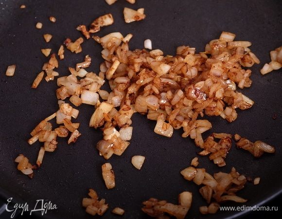 На оставшемся от жарки жире от бекона, обжарить мелко нарезанный репчатый лук до золотистого состояния.