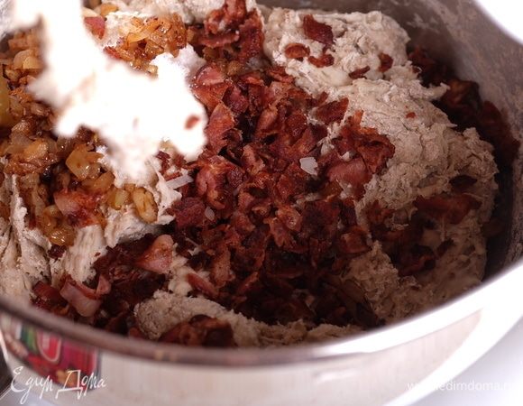 Добавить в тесто лук, бекон, мед и соль.