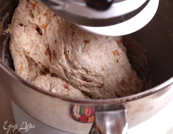 Замешивать тесто на второй скорости миксера примерно 10-12 минут. Тесто должно стать гладким, маслянистым, очень мягким.