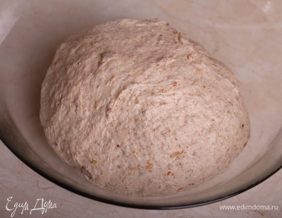 Тесто сложить «конвертом» и уложить в смазанную тонким слоем оливкового масла миску.