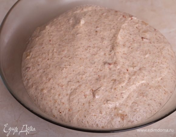 Накрыть пленкой и оставить на брожение при комнатной температуре на 2,5-3 часа. Тесто должно увеличиться примерно в 2 раза.