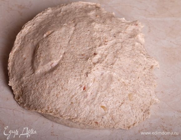 Готовое тесто выложить на смазанную оливковым маслом рабочую поверхность.