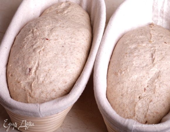 Расстойка — 1,5-2 часа при комнатной температуре или 8-10 часов при +8°С. Я оставила на ночь в холоде. Утром заготовки увеличились в 2 раза.