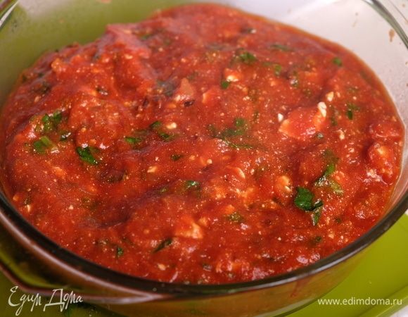 Выложить соус поверх рыбы, поставить в духовку и запекать 20-30 минут до готовности рыбы.