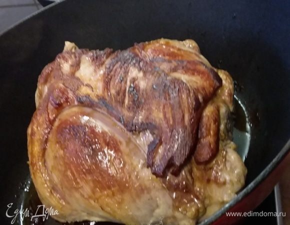 Баранину (у меня на кости) предварительно обмыть, протереть на   сухо, обрезать жилы и обжарить в оливковом масле со всех сторон до золотистой корочки. Форму желательно брать ту, в которой потом мясо будет запекаться. Кусок мяса у меня приблизительно 1,8 кг, меньший по весу кусочек мяса потребует соответственно меньше времени. 