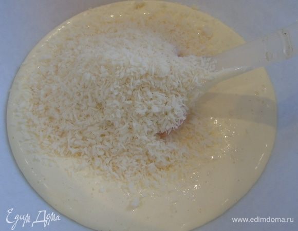 Добавьте кокосовую стружку.