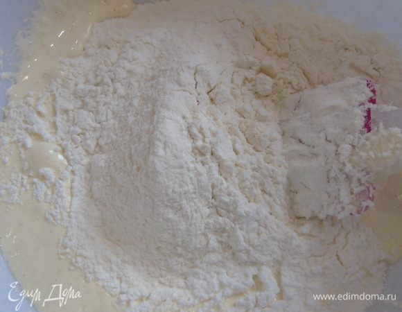 Потом добавьте муку, смешанную с крахмалом и разрыхлителем. Тесто будет густым.