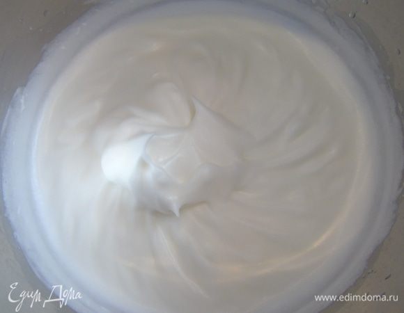 Белки взбейте до пиков и очень аккуратно вмешайте в тесто. 