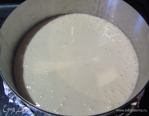 Выложите тесто в форму 20–22 см. Выпекайте при температуре 180°С 30–45 минут до готовности. Следите по своей духовке, у меня бисквит был готов через 35 минут. Полностью остудите. 